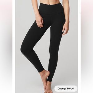 NWT Alo yoga 7/8 airbrush black leggings.